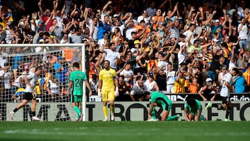 Oblak arenga a sus centrales tras el segundo gol del Valencia en Mestalla.