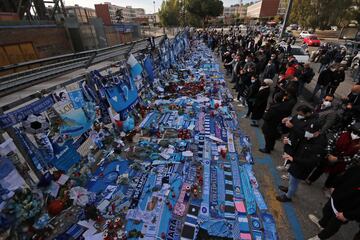 Numerosos aficionados del club italiano se han acercado a los alrededores del estadio San Paolo para dar el último adiós al astro argentino. Las inmediaciones de la casa del Nápoles se han convertido en un santuario de Diego antes del encuentro frente a la Roma.