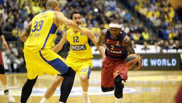 BARC01 TEL AVIV (ISRAEL), 02/11/2016.- El jugador de baloncesto estadounidense del Barcelona Tyrese Rice (d) lucha por el bal&oacute;n con el alem&aacute;n Maik Zirbes (i) y el israel&iacute; Yogev Ohayon (c) del Maccabi Electra Tel Aviv Gal Mekel durante un partido de la Euroliga disputado en Tel Aviv, Israel, hoy 2 de noviembre de 2016. EFE/Abir Sultan