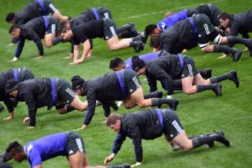 Un momento del entrenamiento de los All Blacks para preparar el partido contra Tonga del Mundial de rugby 2015