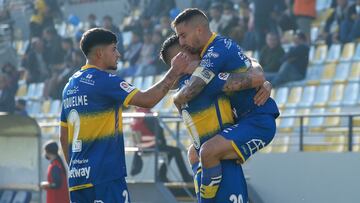 Futbol, Everton vs Universidad de Chile.
Fecha 13, Campeonato Nacional 2022.
El jugador de Everton Juan Cuevas, centro, celebra con sus companeros su gol contra Universidad de Chile durante el partido de primera division realizado en el estadio Sausalito de Vina del Mar, Chile.
14/05/2022
Sebastian Cisternas/Photosport
Football, Everton vs Universidad de Chile.
13th date, 2022 National Championship.
Everton's player Juan Cuevas, center, celebrate with teammates scoring against Universidad de Chile during the first division match held at the Sausalito stadium in Vina del Mar, Chile.
14/05/2022
Sebastian Cisternas/Photosport