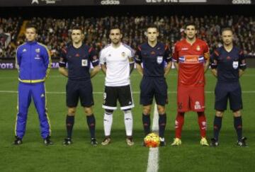 Valencia - Espanyol.
El árbitro Del Cerro Grande acompañado por sus dos asistentes, Juan Carlos Yuste, Abraham Álvarez y el cuarto árbitro Raúl Chavet, con los capitanes Alcácer y Javi López