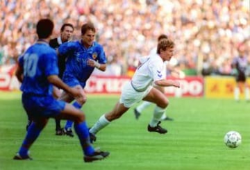 Butragueño y Roberto durante un partido Real Madrid-Valencia