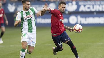 Rubén García pugna por un balón en El Sadar.