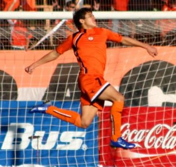 El 18 de marzo de 2005 marcó su primer gol como profesional. Fue en el 2-1 ante Deportes Concepción.