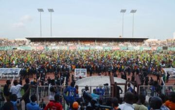 El público invadió el estadio Felix Houphouet-Boigny tras el encuentro de clasificación para la Copa Africana entre Costa de Marfil y Camerún.