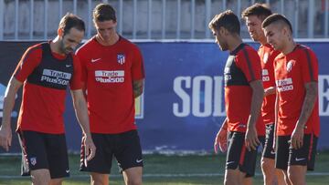 Los jugadores del Atl&eacute;tico durante el entrenamiento. 