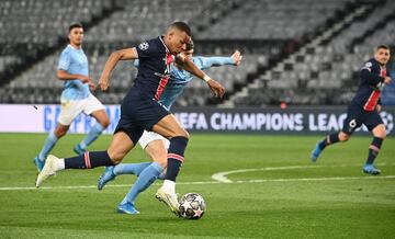 Kylian Mbappé y John Stones.