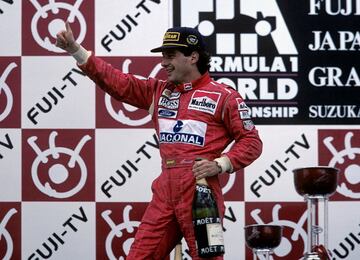 El que muchos consideran el mejor piloto de todos los tiempos de F1 y todos, una leyenda, no podía faltar en una lista como esta. Al igual que Hamilton, el brasileño empezó a hacer podios como 'rookie' en Toleman y, por supuesto, continuó bañándose en champán en los siguientes años con Lotus y McLaren. Su cuenta se paró en seco aquel fatídico 1 de mayo en Ímola, pero nadie duda que habría seguido con la racha. Llegó a los 80 podios.
