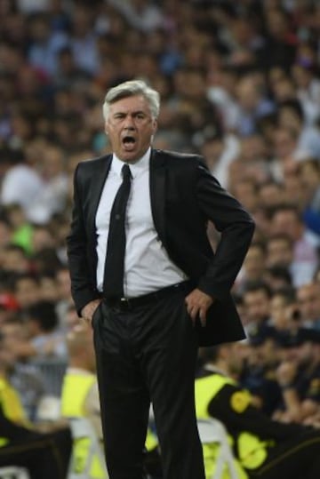 Ancelotti da instrucciones a sus jugadores.