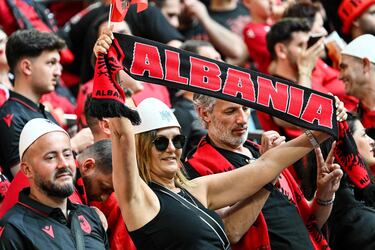 Aficionados de Albania en el estadio Merkur Spielarena en Düsseldorf.