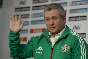 Por mucho tiempo Víctor Manuel Vucetich fue uno de los candidatos preferidos de la afición y los medios de comunicación para asumir el mando del Tri. Sus numerosos éxitos en la Liga MX lo amparaban. Tras el despido del 'Chepo', Luis Fernando Tena, auxiliar del mentado, dirigió el partido eliminatorio en Columbus (2-0) en un interinato breve, previo al arribo de 'Vuce'. Sin embargo, ni la magia del 'Rey Midas' del fútbol mexicano fue suficiente para detener el derrumbe. La crisis llegó a un punto crítico pese al cambio de mando. México derrotó a Panamá en el Azteca de forma milagrosa gracias a la histórica chilena de Raúl Jiménez, pero la caída estrepitosa en Costa Rica (2-1) eliminaba toda posibilidad de asistir al Mundial de Brasil. El increíble gol de Graham Zusi en Panamá obró a favor de las aspiraciones del Tri, que alcanzó el repechaje intercontinental de rebote. No obstante, Vucetich no llegó a esos encuentros y fue despachado tras dos partidos.