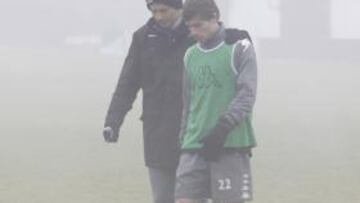 <b>NIEBLA. </b>Djukic, hablando en el entrenamiento de ayer conVíctor.