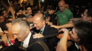 La afición recibió a los béticos a su llegada a Sevilla.