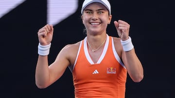 Iva Jovic celebra su victoria contra Jasmine Paolini en el Open de Australia.