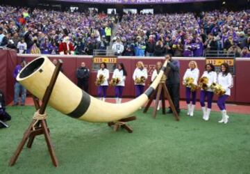 El jugador de los Minnesota Vikings Phil Loadholt, lesionado para este partido, sopla el cuerno antes del partido contra los Seattle Seahawks.