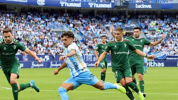 Kevin Medina se interna en el área.