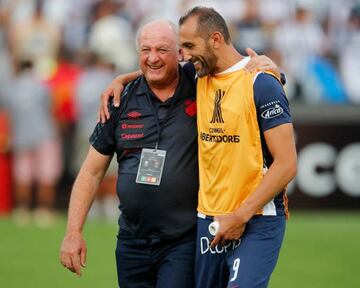 Luiz Felipe Scolari y Hernán Barcos caminando abrazados en el entretiempo, en Matute.