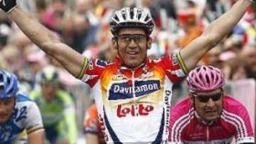 <B>EL MÁS RÁPIDO.</B> El australiano se impuso a Petacchi en la línea de meta.