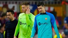 BARCELONA, 26/10/2022.- (i-d) Xavi Hernández, Marc-André ter Stegen, y Robert Lewandowski, todos del FC Barcelona, tras el partido de la fase de grupos de la Liga de Campeones ante el Bayern Múnich disputado hoy miércoles en el Camp Nou, en Barcelona. EFE/Enric Fontcuberta
