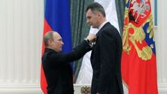 Vladimir Putin le impone una medalla a Mikhail Prokhorov en un acto celebrado en el Kremlin.