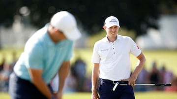 ATLANTA, GEORGIA - AUGUST 25: Matthew Fitzpatrick of England looks on as Rory McIlroy of Northern Ireland pon the 18th green during the second round of the TOUR Championship at East Lake Golf Club on August 25, 2023 in Atlanta, Georgia.   Cliff Hawkins/Getty Images/AFP (Photo by Cliff Hawkins / GETTY IMAGES NORTH AMERICA / Getty Images via AFP)