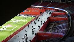 La pista de hielo gigante del Metropolitano para la Navidad en imágenes