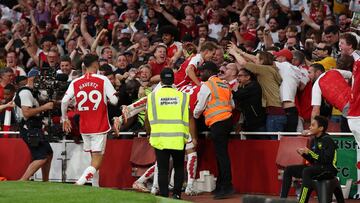 Los jugadores del Arsenal celebran el gol de Gabriel Martinelli ante el Manchester City con los aficionados.