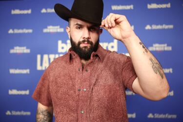 Carin León posa en la alfombra roja de los Billboard Latin Music Week 2025 celebrados en Miami.