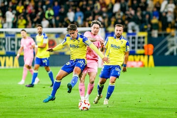 Óscar Melendo junto a Javier Ontiveros y Jorqueran el encuentro de hoy de la segunda ronda de la Copa del Rey que enfrentaba al Cádiz CF y al Eldense.