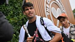 Carlos Alcaraz, antes de su corto entrenamiento de este domingo en Wimbledon. 