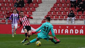 Sancet bate por bajo a Aceves para anotar el segundo gol del Athletic en el amistoso ante el Valladolid.