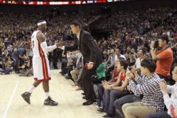 LeBron James saluda a la gran figura del baloncesto chino, Yao Ming. Era 2012 y Shangai.