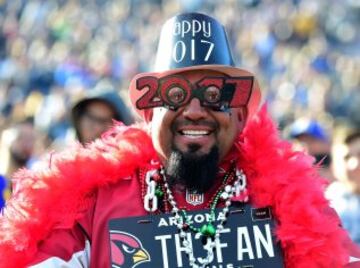 Seguimos de celebración. Este señor empalmó la Fiesta de Nochevieja con el partido de los Cardinals, al que se presentó, ni corto ni perezoso, ataviado con lo que encontró en el cotillón.