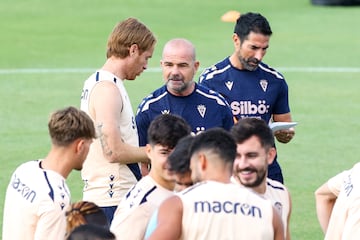 Paco López en un entrenamiento en la Ciudad Deportiva junto a Álex Fernández.