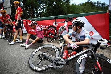 30 ciclistas se cayeron antes del km 30 de la etapa, este accidente obligo a detener la carrera durante unos minutos. En la imagen se ve al ciclista esloveno del UAE Team Emirates, Tadej Pogačar esperando en el suelo la reanudación de la carrera.