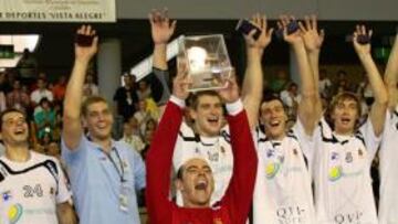 <b>JÚBILO MANCHEGO. </b>Hombrados levanta la Supercopa con sus compañeros celebrando el título.