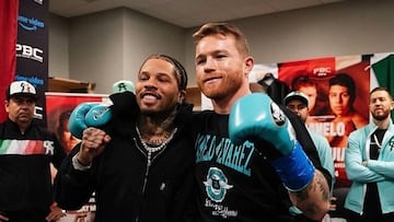 Gervonta Davis posa con Canelo Álvarez antes de un combate del mexicano.