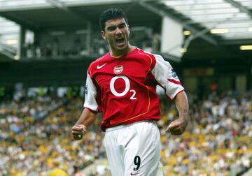 En su primera temporada como 'gunner' ayud¨® al equipo a conseguir su imbatibilidad y posteriormente el t¨ªtulo liguero, siendo el primer futbolista espa?ol en conseguir ganar la Premier League.
