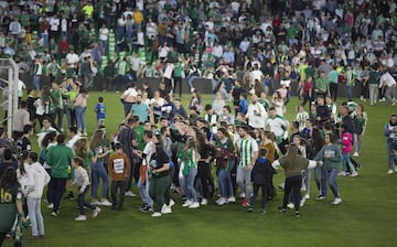 Al final de la sesión, varias decenas de aficionados saltaron al césped y tuvo que intervenir la seguridad privada del club, aunque no se produjo ningún altercado ni nada pasó a mayores. Los futbolistas se marcharon tranquilamente a los vestuarios.