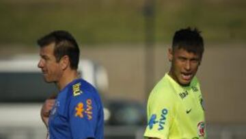 Neymar Jr  es visto junto a el entrenador Dunga 
