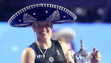 La tenista polaca Iga Natalia Swiatek posa con el trofeo tras ganar la final de las WTA Finals Cancún contra la estadounidense Jessica Pegula.