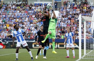 El jugador del Atlético de Madrid, Saúl, salta de cabeza ante el portero del Leganés, Soriano, que atrapa el balón. 
 