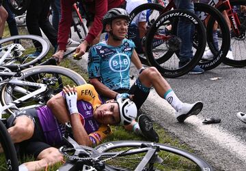 Las ca¨ªdas han sido protagonistas de la primera etapa del Tour de Francia 2021, una de ellas por culpa de una pancarta de una espectadora. El corredor de Jumbo-Visma, Tony Martin, choc¨® con una espectadora que sosten¨ªa un cartel, lo que provoc¨® que numerosos corredores se fueran al suelo. La segunda ca¨ªda fue a 5 km de la meta cuando un corredor se fue al lateral provocando que varios corredores salieran catapultados.