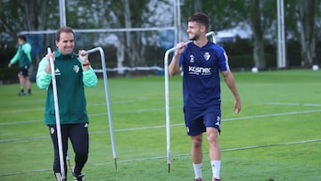 Arrasate, junto a Iker Muñoz, durante un entrenamiento.