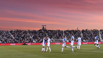 Los jugadores de Leganés celebran un gol en Butarque mientras se produce uno de sus famosos atardeceres.