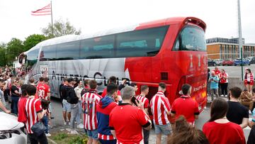 LEZAMA (BIZKAIA), 05/04/2024.-Cientos de aficionados del Athletic de Bilbao se han dado cita este viernes en las instalaciones del club en Lezama (Bizkaia) para despedir al equipo antes de viajar a Sevilla, donde el pr¨®ximo s¨¢bado disputar¨¢ la final de la Copa del Rey contra el Mallorca. EFE/ Miguel To?a