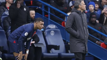 Paris (France), 10/03/2024.- Paris Saint Germain's head coach Luis Enrique (R) looks on as Paris Saint Germain's Kylian Mbappe (L) prepares to enter the pitch during the French Ligue 1 soccer match between PSG and Reims in Paris, France, 10 March 2024. (Francia) EFE/EPA/YOAN VALAT