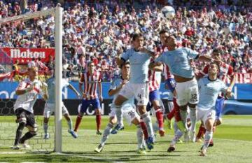 David Villa salta de cabeza entre Borja Oubiña y Rafinha.