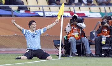 El dilema que tenía la selección uruguaya sobre si ganar o no para evitar a Argentina en la ronda de octavos lo resolvió Luis Suárez casi al término de la primera parte: remató con un gran cabezazo un centro de Cavani al que Pérez, meta mexicano, no pudo replicar. Mientras, iba llegando ecos del partido entre sudafricanos y franceses, lo que convirtió al encuentro en un flan entre dos selecciones que ansiaban pasar a octavos. Al final lo hicieron los dos…